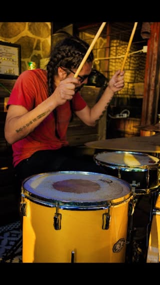 Sesión en vivo de punk en Playa Negra, Concón, con bandas de La Fusa