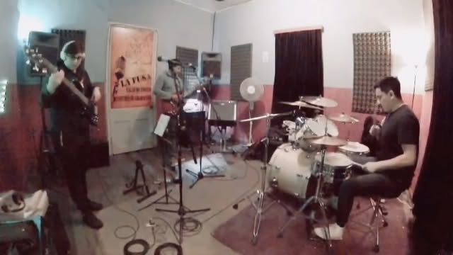 Banda ensayando en la sala de ensayo La Fusa en Viña del Mar